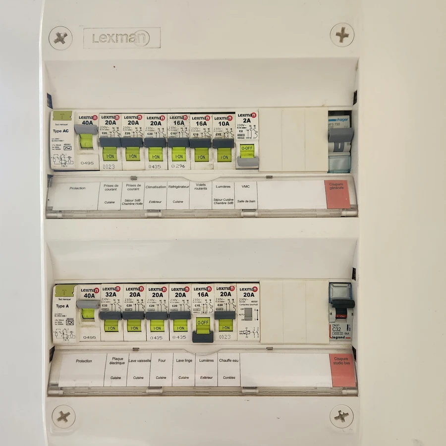 Tableau électrique Lexman avec disjoncteurs différentiels et protections, deux rangées de modules de commande